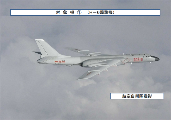 中共空军2架轰-6K轰炸机(图）与俄军2架图-95轰炸机及一架A-50预警机联手进行了史无前例的战略巡航。（图／日本防卫省）
