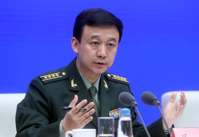 中共国防发言人吴谦在《新时代的中国国防》白皮书的新闻发布会上回答有关驻港部队是否介入香港事务问题。（图／中新社）