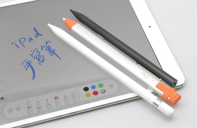 iPad Pro 10.5吋與第一代Apple Pencil(左)、羅技Crayon(中)以及Adonit Note觸控筆（圖中文字為第一代Apple Pencil在Pages當中的書寫結果）。(圖／黃慧雯攝) 