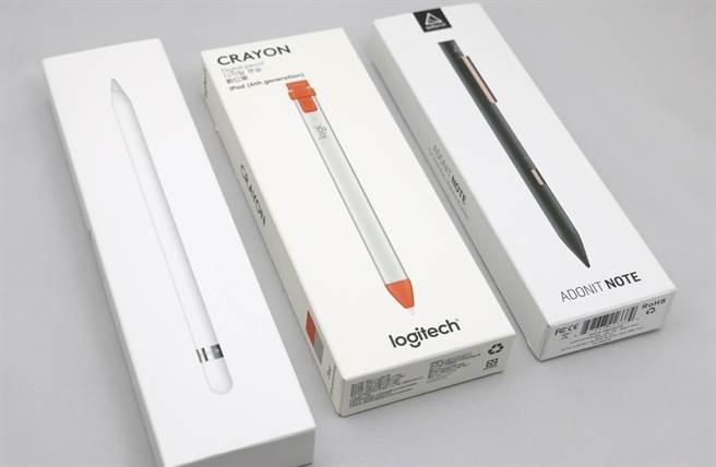 第一代Apple Pencil(左)、羅技Crayon(中)以及Adonit Note觸控筆包裝盒。(圖／黃慧雯攝) 