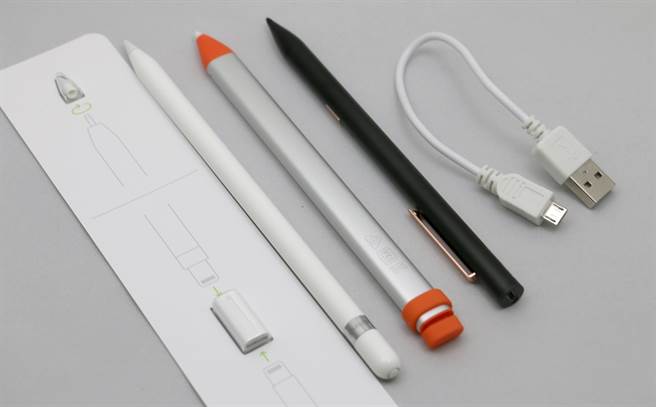 第一代Apple Pencil(左)、羅技Crayon(中)以及Adonit Note觸控筆與盒子內充電相關配件。(圖／黃慧雯攝) 
