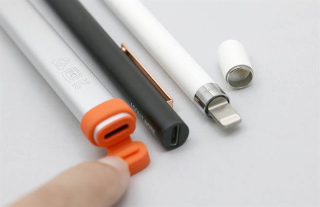 第一代Apple Pencil(右)、羅技Crayon(左)以及Adonit Note觸控筆的充電連接埠。(圖／黃慧雯攝) 