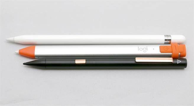 第一代Apple Pencil(上)、羅技Crayon(中)以及Adonit Note觸控筆的筆身對比。(圖／黃慧雯攝) 