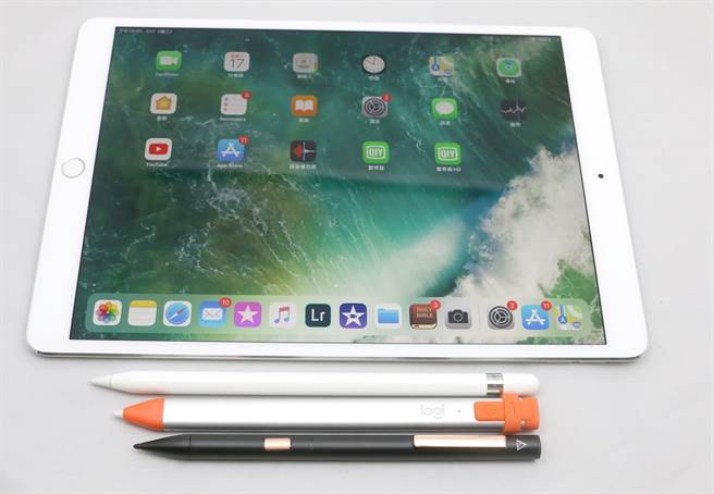 第一代Apple Pencil(上)、羅技Crayon(中)以及Adonit Note觸控筆的筆身與10.5吋iPad Pro對比。(圖／黃慧雯攝) 