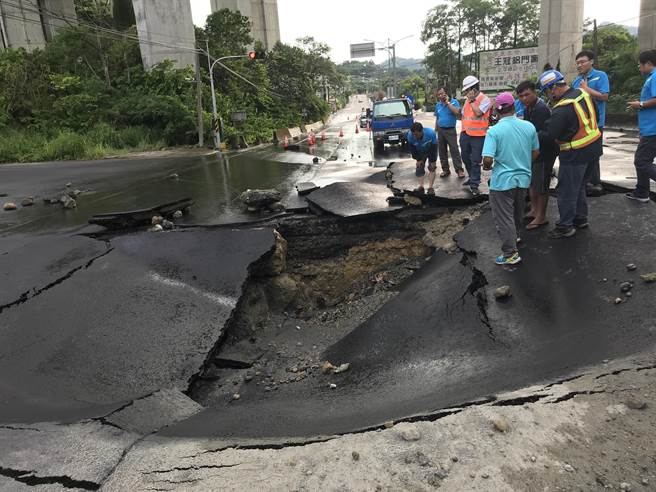 燕巢台22線水管爆裂自來水公司搶修 社會 旺報