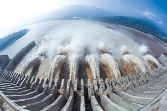 陸史上最大水壩！長江三峽大壩影響長江航運史