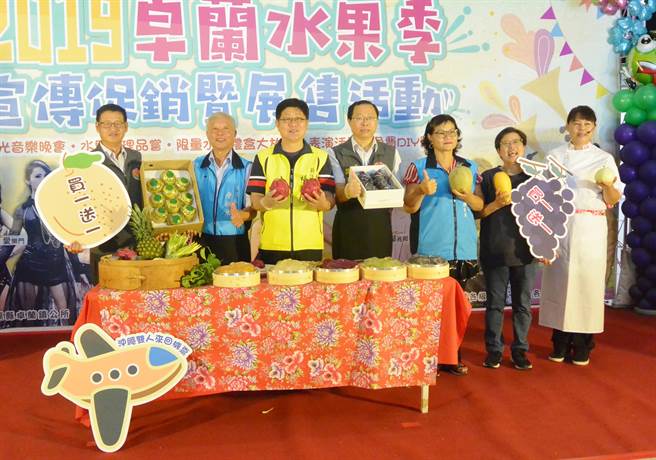卓蘭鎮公所促銷當地水果，8月10日將在卓蘭獅子會館舉辦買一送一展銷活動。（巫靜婷攝）