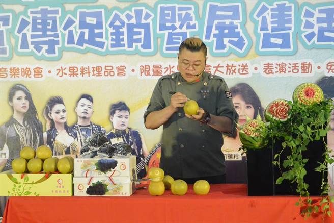2019卓蘭水果季8月10日登場，宣傳記者會安排果雕大師秀絕技。（巫靜婷攝）