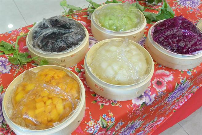 利用卓蘭水果研發的新興消暑聖品「彩虹三角圓」將同步在產銷活動中亮相。（巫靜婷攝）