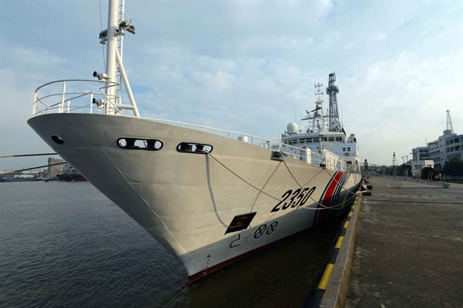 圖為經過改裝與加強火力後的大型海警巡邏船，經常前往東海釣魚島海域與日本海域航行。（圖／新華社）