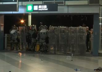 防暴警察清場推進 數百示威者退守至元朗站附近