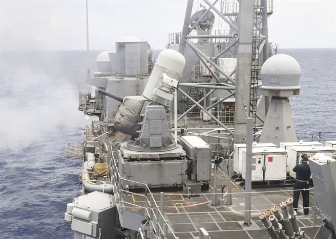 圖為7月23日美導彈巡洋艦安提坦號在通過台灣海峽前於南海進行近迫防砲射擊演習，為防禦可能來襲的導彈進行防衛操演。（圖／美國海軍）