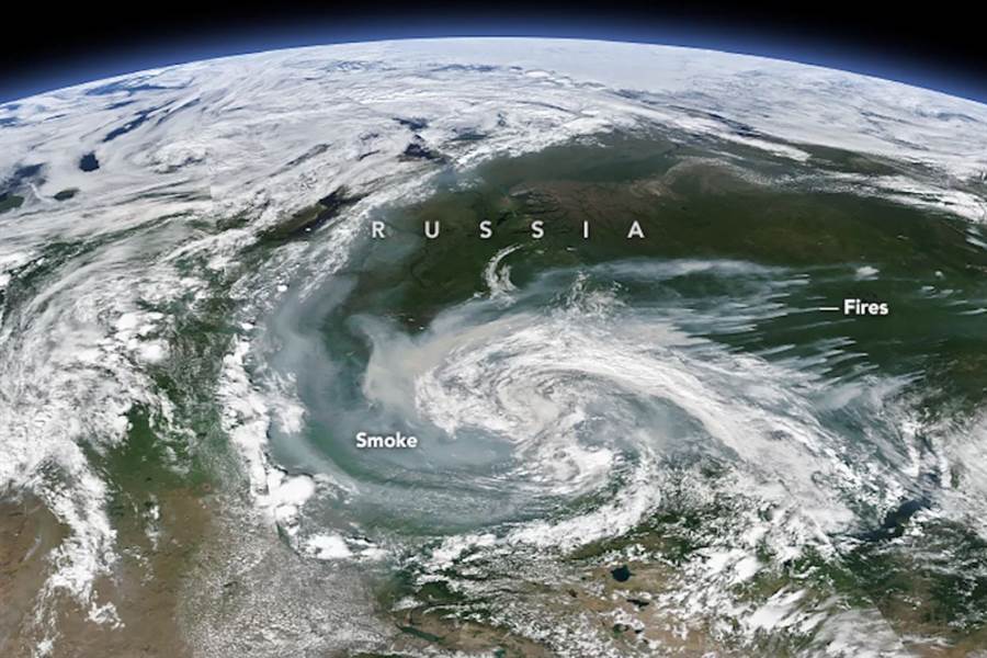 百伯利亞的北極圈部分，野火的火點超過一百處，濃煙在太空都看的見。(圖/NOAA)