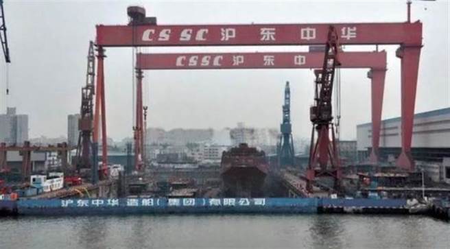 盛传解放军第一艘075型两栖攻击舰已经开始在上海沪东中华造船厂组装。（网路）