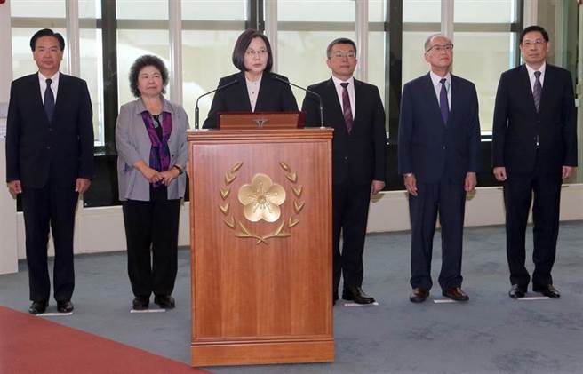 蔡英文总统出访，返抵国门时爆出随行国安人员企图走私上万条菸。（陈麒全摄）