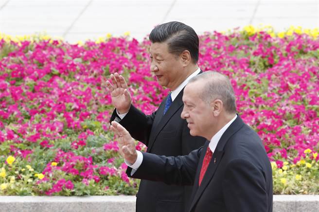 7月2日中共国家主席习近平在北京人民大会堂前欢迎来访的土耳其总统埃尔多安。（图／中新社）