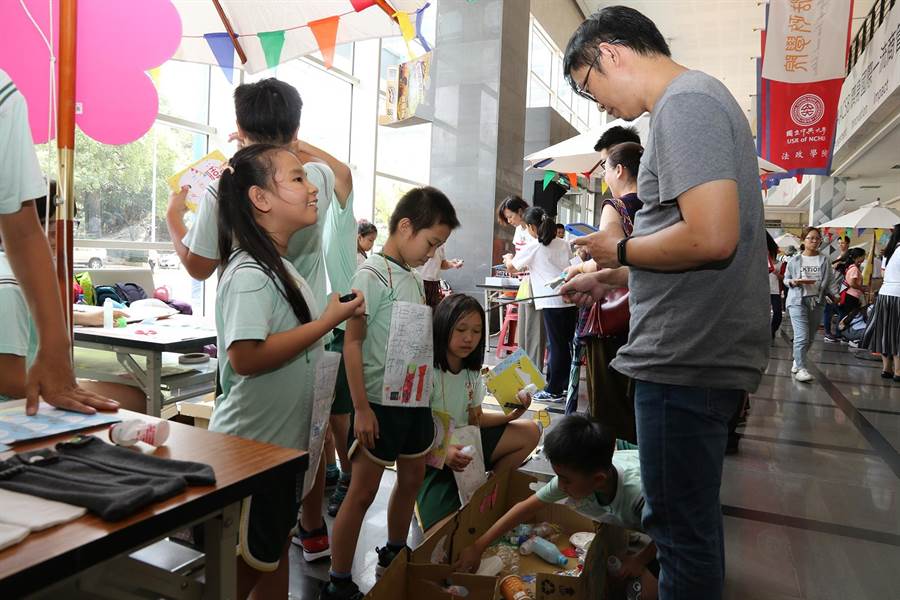 永齡進展小學中興分校，推出「創業園遊會」熱烈登場。（陳淑芬翻攝）