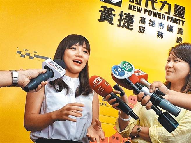 时代力量议员黄捷因为翻白眼而爆红，外表亮眼的她，感情生活也备受瞩目。（本报资料照）