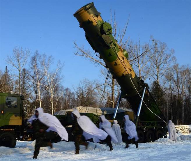 解放軍雪地演練東風41飛彈發射的資料照。（中新社）
