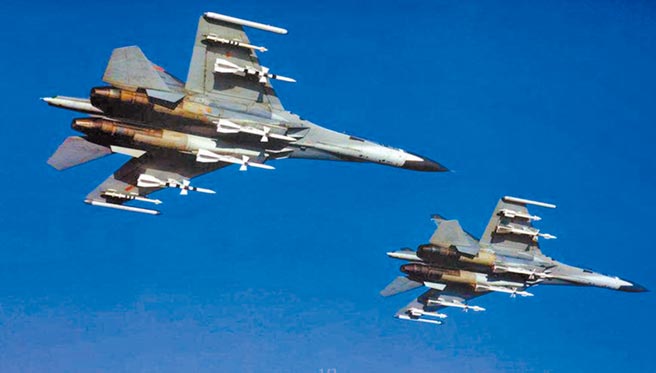 國防部駁斥「共軍東山島海域演習跨過台海中線」說。圖為3月31日兩架大陸殲11型戰機罕見飛越台海中線。（取自中國軍網）