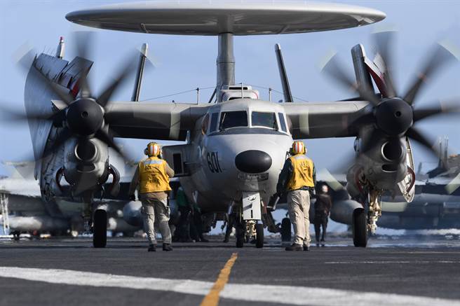 新一代的E-2D先进鹰眼舰载空中预警机，将协助第4代舰载战机进行防空任务，对抗第5代隐形战机。图为杜鲁门号航空母舰上部署的E-2D预警机。（图／美国海军）