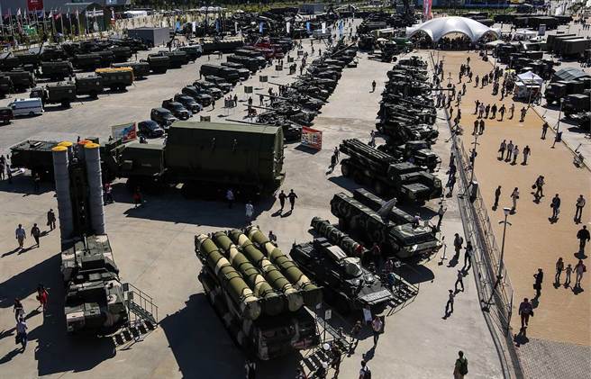 俄罗斯对外宣称已开始生产可拦截高超音速武器的S-500防空系统，而中共与美国尚需5~7年才能完成其高超音速武器的研发。图为俄罗斯「军队-2019」防务展。（图／塔斯社）