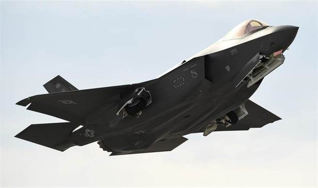 一架F-35A战机2019年2月1日从内华达州奈里斯空军基地（Nellis Air Force Base）起飞的画面。（美国空军）