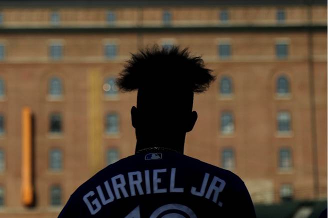 蓝鸟葛瑞奥赛前聆听美国国歌。（美联社）