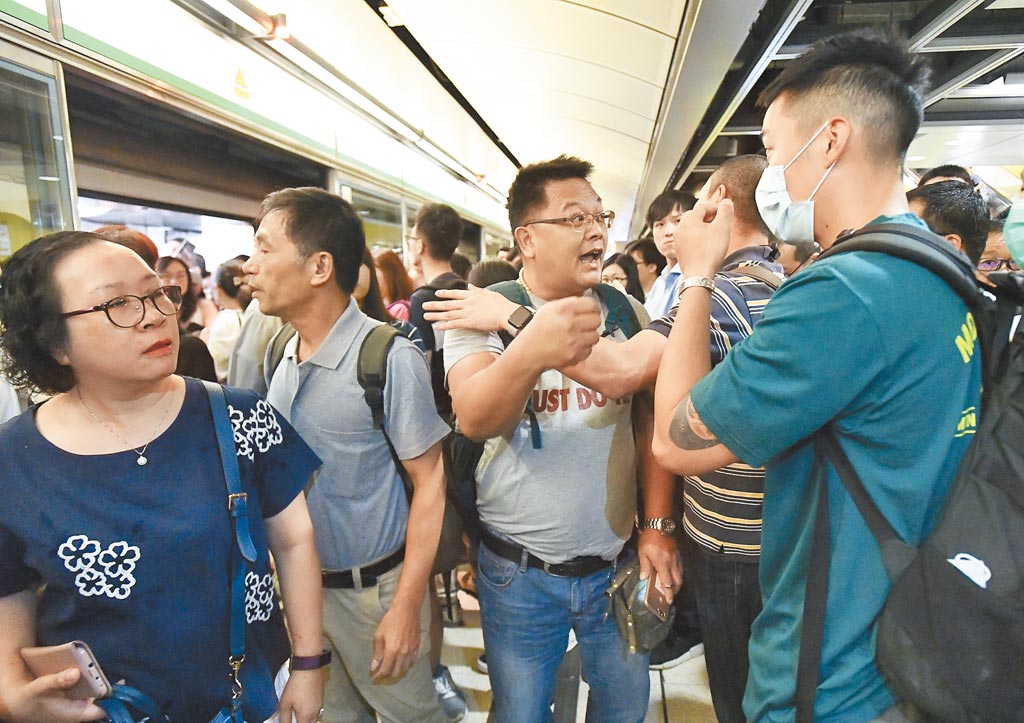 7月30日上午8時許，香港示威者發起「不合作運動」，市民在現場與示威者理論。（中新社）