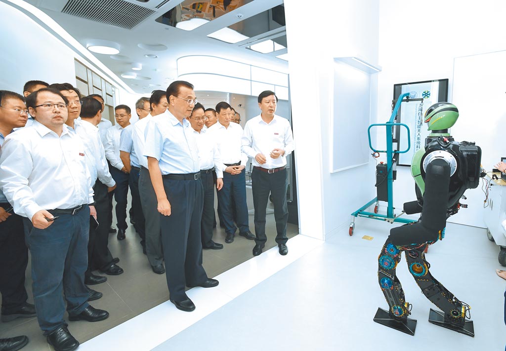 7月23日，中共中央政治局常委李克強在上海張江人工智慧島察看智慧無人系列技術等創新成果。（新華社）