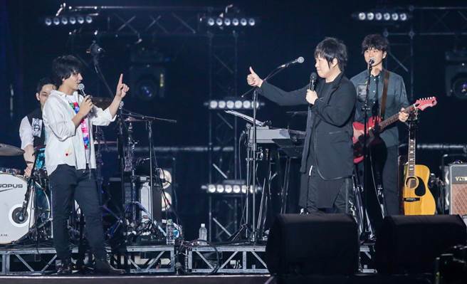 日本4人樂團flumpool凡人譜受邀《超犀利趴10》，五月天阿信驚喜合體。（盧褘祺攝）