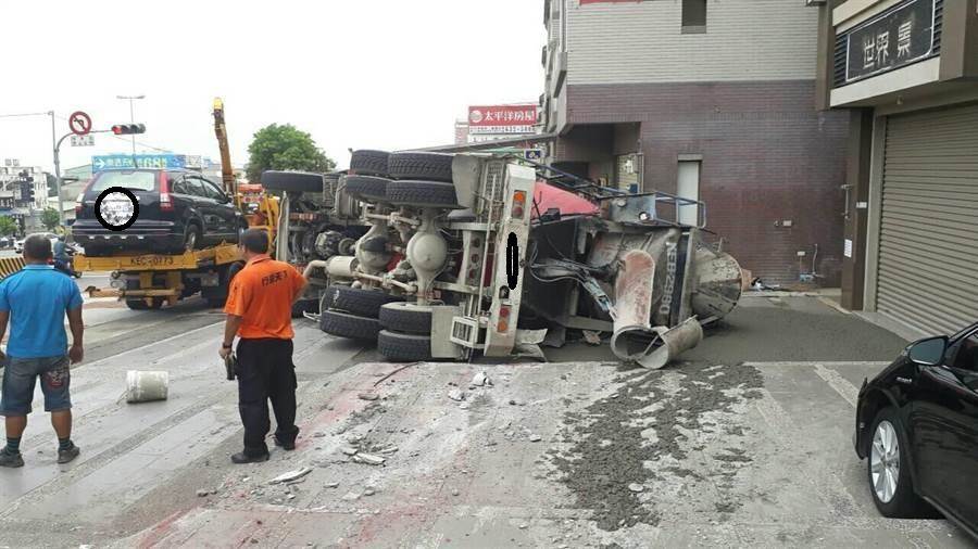 沙鹿向上路長下波又傳車禍，一台預拌混擬土車翻覆，駕駛受輕傷。（陳淑娥翻攝）