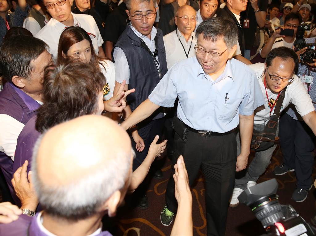 台北市長柯文哲出席民眾黨首次大會，與支持者握手致意 。（姚志平攝）