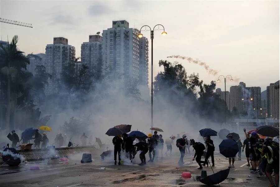 香港民眾昨（5日）發動罷工、罷市及罷課「全港三罷」及「地鐵不合作運動」。（美聯社）