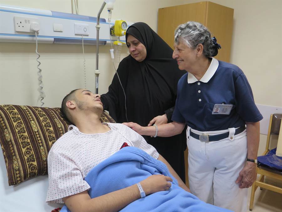 慈濟約旦分會協助莫罕默德（左）安排手術與醫藥費用。（圖／慈濟基金會提供）