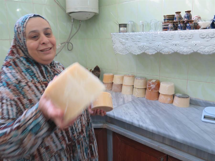 法西雅靠著家傳技術製做手工皂販賣為生，堅持使用好品質的原料製作。（圖／慈濟基金會提供）