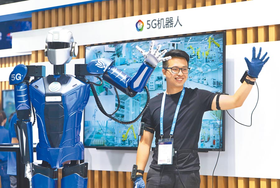 上海2019年世界行動通信大會上，參展商在展示5G機器人與操作者動作同步。（中新社資料照片）