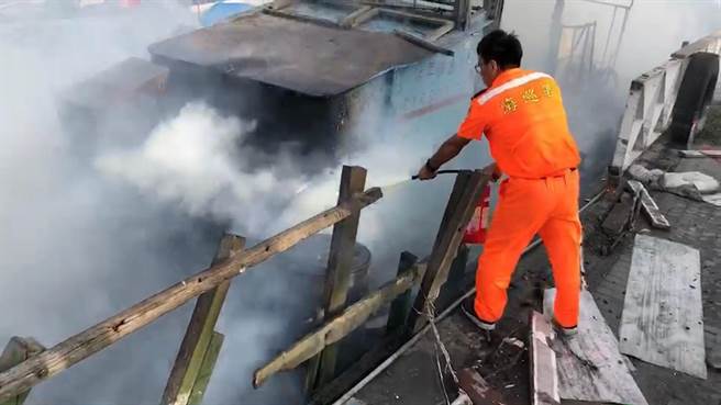 王功漁港6日傍晚發生一件離奇火警，停靠在岸邊膠筏漁船突然燃燒起來。（吳敏菁翻攝）