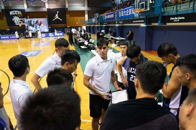楊敬敏(中)擔任政大雄鷹男籃客座教練，將自己的經驗分享給年輕球員。(政大雄鷹會提供)