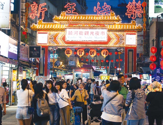 觀光客最愛逛夜市、台北101、西門町等景點。圖／本報資料照片
