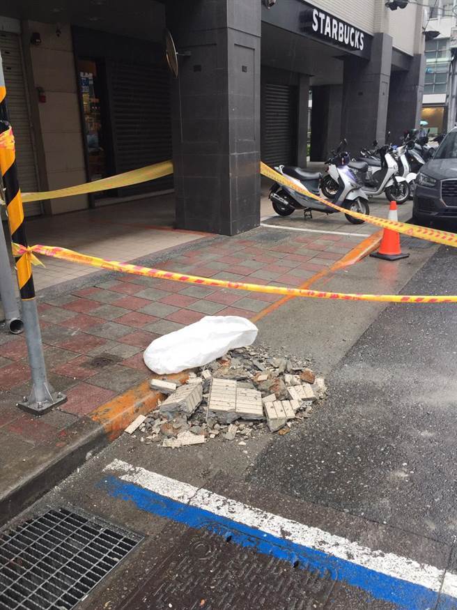 台北市長安東、松江路口一棟大樓外牆磁磚震落，無人傷亡。（郭吉銓攝）
