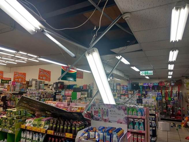 位於宜蘭市的喜互惠超市架上物品被震得散落一地。（李忠一攝）