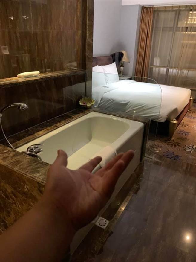 浴缸就在床的附近，中间完全没有遮蔽物(图翻摄自/爆废公社)