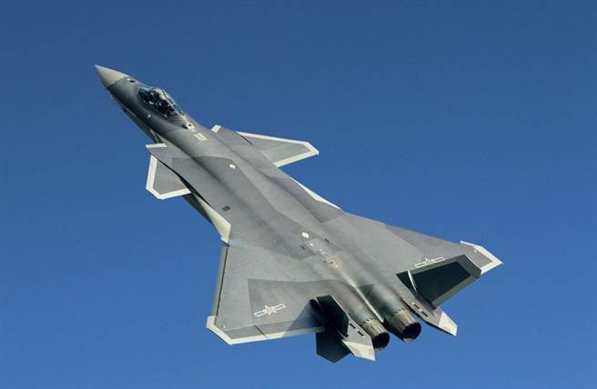 歼-20的使用对共军而言仍属于早期阶段，可以想见其各个子系统之间仍有不少问题需要磨合修正。（图／中国军网）