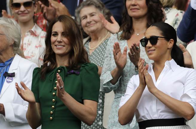 梅根（右）与嫂嫂凯特7月13日双双现身，在伦敦观赏温布顿女单网球决赛。（美联社）