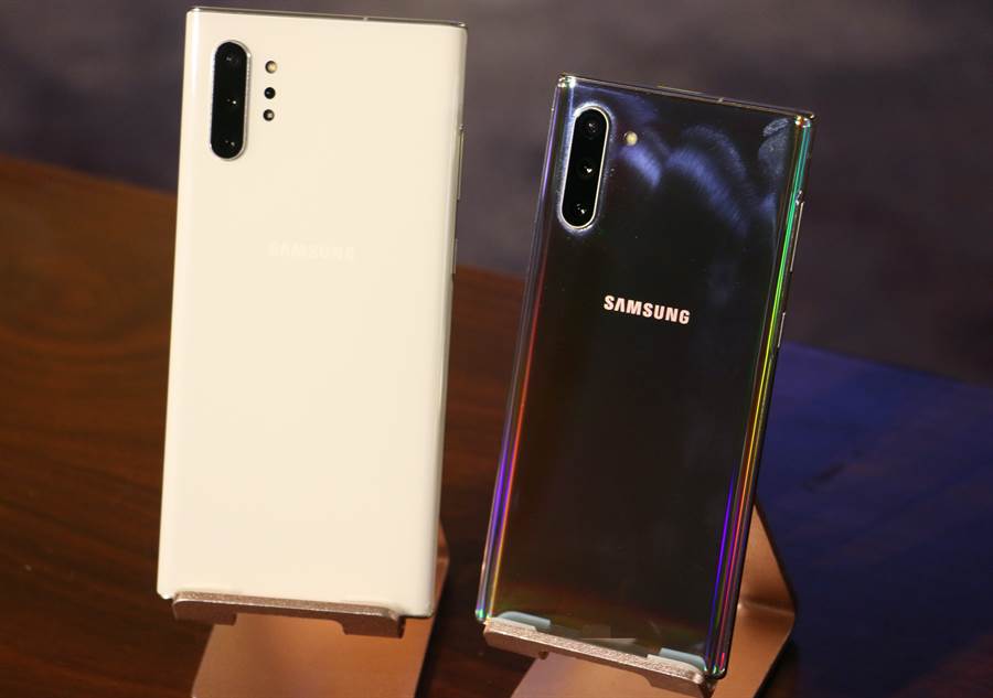 三星Galaxy Note 10+星環白以及Galaxy Note 10星環銀款式。（圖／黃慧雯攝）
