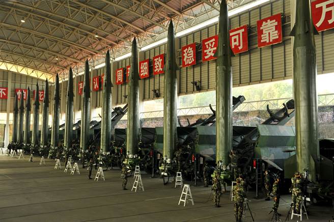 中共發出警告，任何部署美國中程導彈的國家，都將成為未來首要打擊目標。圖為共軍常規導彈第一旅三連，被封「導彈發射先鋒連」榮譽。（圖／中新社）