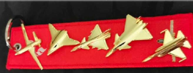 专家认为，最近曝光的解放军战机纪念章中，出现了「红色幽灵」轰-20的身影。（网路）