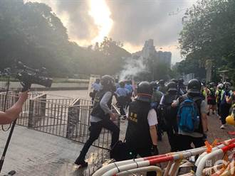 香港警方深水埗警署外放催淚彈 多名示威者被捕