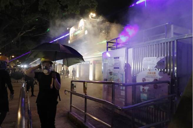 香港警方施放催淚彈。（圖／美聯社）
